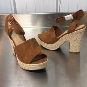 New No Box Woman’s Sun + Stone Heeled Sandals